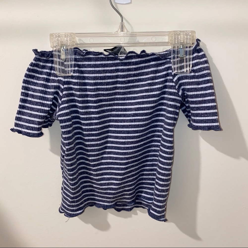 Off the shoulder top💙🤍